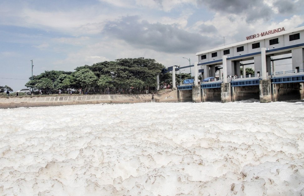 Air yang dipenuhi dengan busa di Kanal Banjir Timur (KBT), kawasan Marunda, Jakarta Utara, Rabu(28/3). 