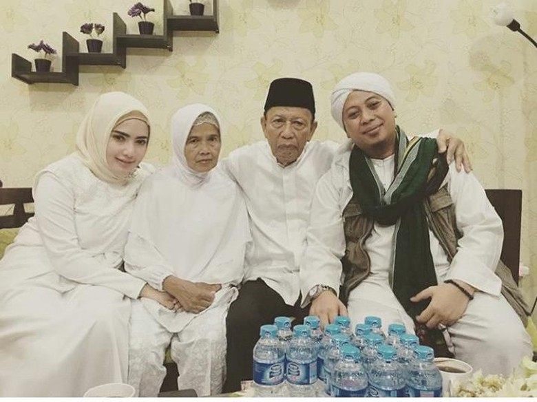 Opick bersama Yulia Mochamad dan keluarganya. (Instagram)