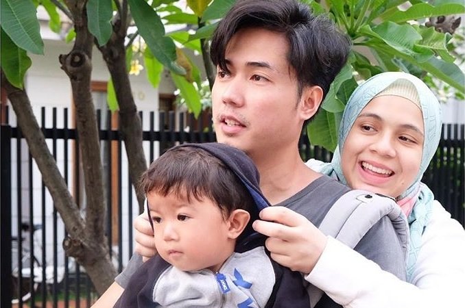Rizky Kinos bersama Nycta Gina dan putranya. (Instagram)
