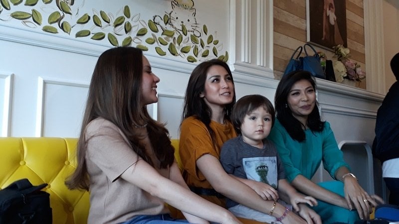 Girl Squad bersama Jessica Iskandar (tengah) di Kawasan PIK, Jakarta Utara, Sabtu (31/3/2018) (Suara.com/Wahyu Tri)