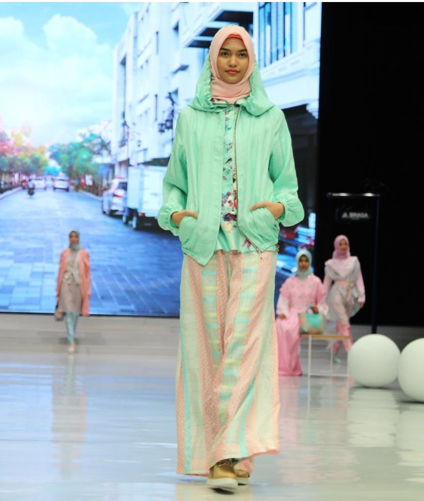 Salah satu model memperagakan pakaian di ajang Indonesia Fashion Week 2018. (Risna Halidi/Suara.com)