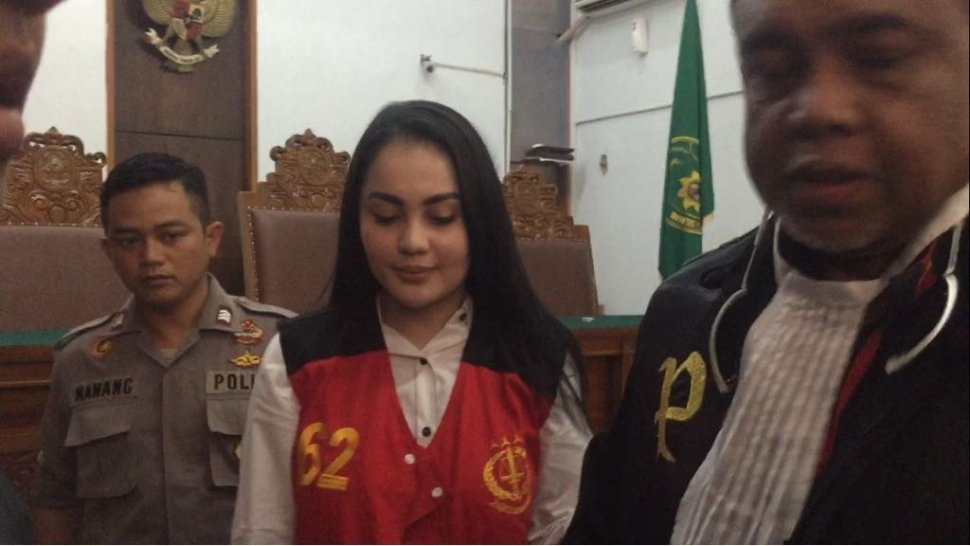 Jennifer Dunn saat menjalani sidang dakwaan kasus narkoba di Pengadilan Negeri Jakarta Selatan, Kamis (5/4/2018) [suara.com/Sumarni]