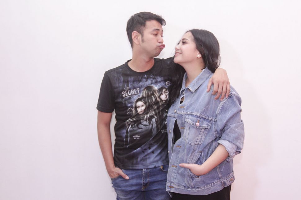 Pasangan selebriti Raffi Ahmad dan Nagita Slavina saat mengunjungi kantor redaksi suara.com di Jakarta, Rabu (4/4).