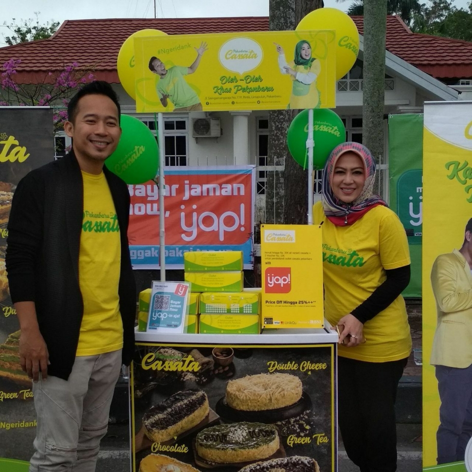 Denny Cagur bersama istri, Santi Widihastuti saat mempromosikan bisnisnya, Pekanbaru Cassata. (istimewa)