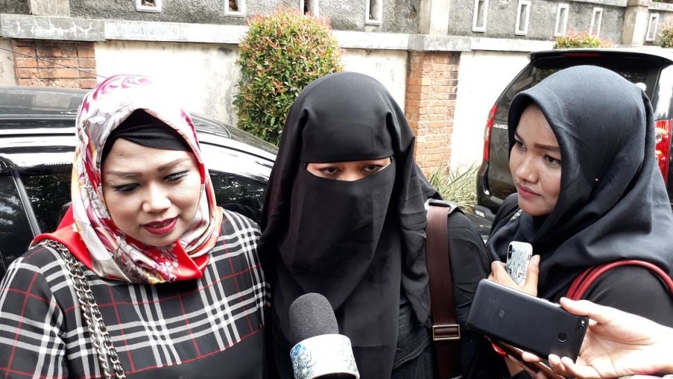 Istri Opick, Dian Rositaningrum bersama pengacara, Ina Rachman. (Ismail/Suara.com)