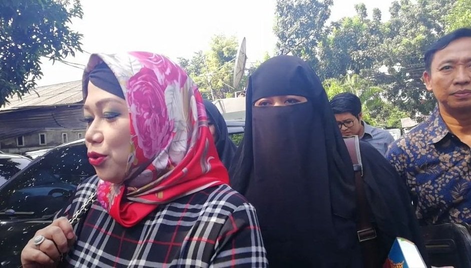 Istri Opick, Dian Rositaningrum (tengah) didampingi kuasa hukumnya saat tiba di Pengadilan Agama Jakarta Timur, Rabu (11/4/2018) [suara.com/Ismail] 