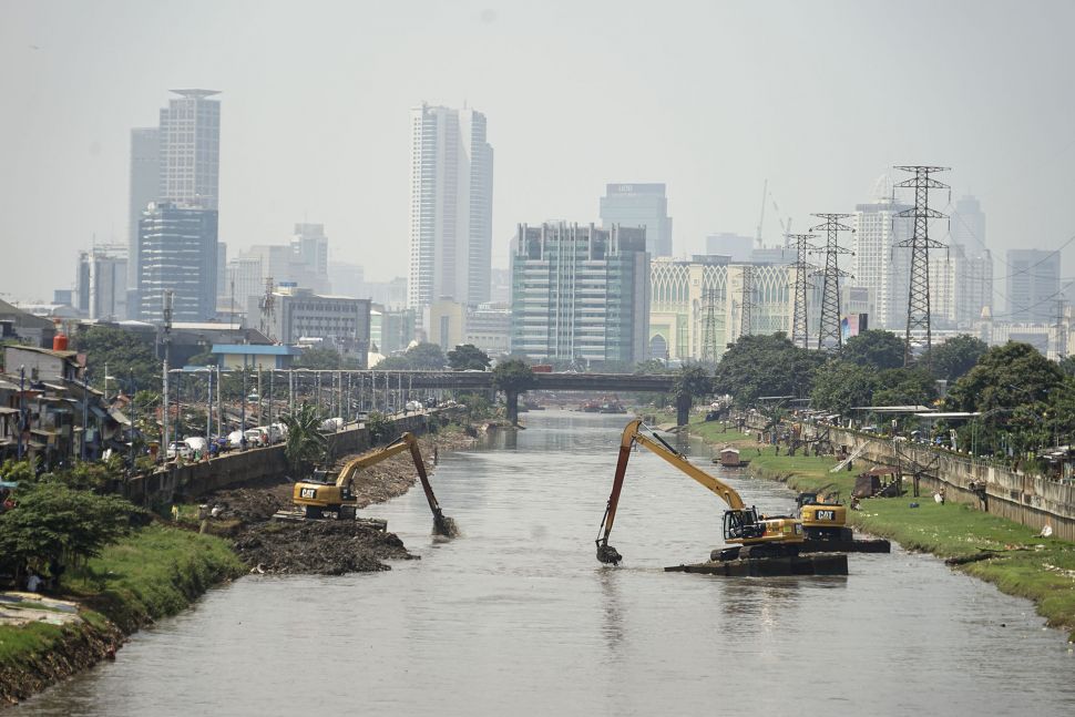Antisipasi Pendangkalan Sungai Kanal Banjir Barat