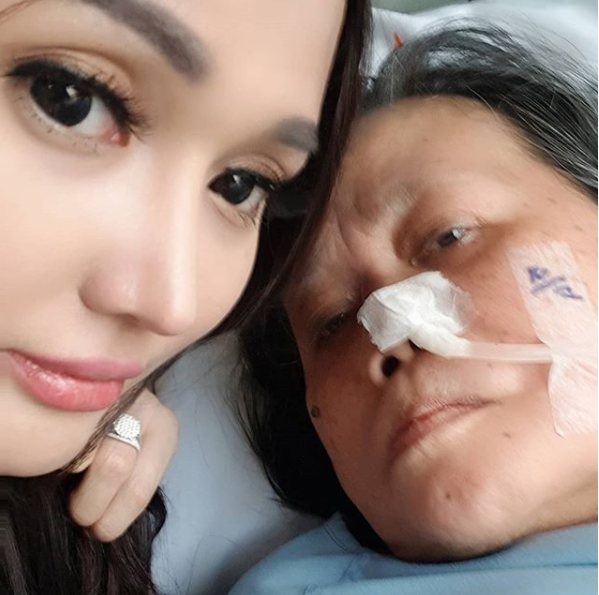 Lucinta Luna bersama almarhumah ibu. (Instagram)