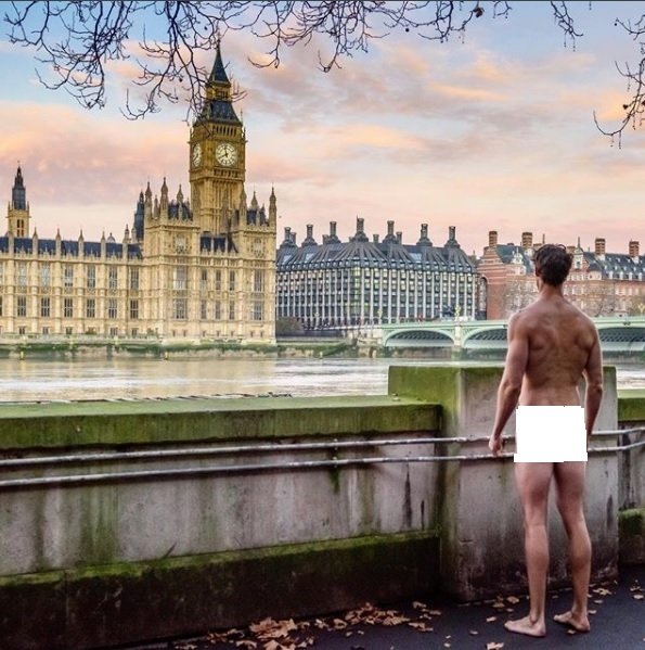 Salah satu foto dari The Naked Professor. (Instagram The Naked Professor)