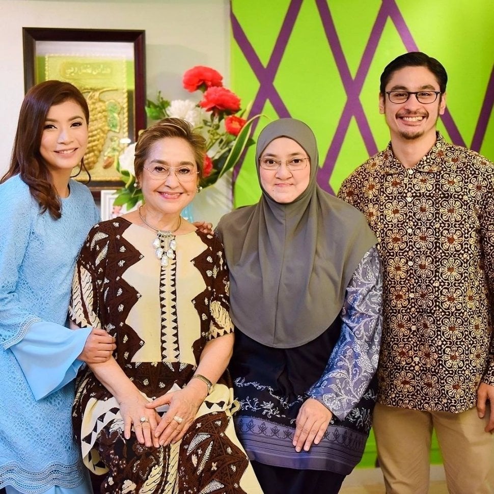 Reuben Elishama bersama Shenty Feliziana dan ibu masing-masing. (istimewa)