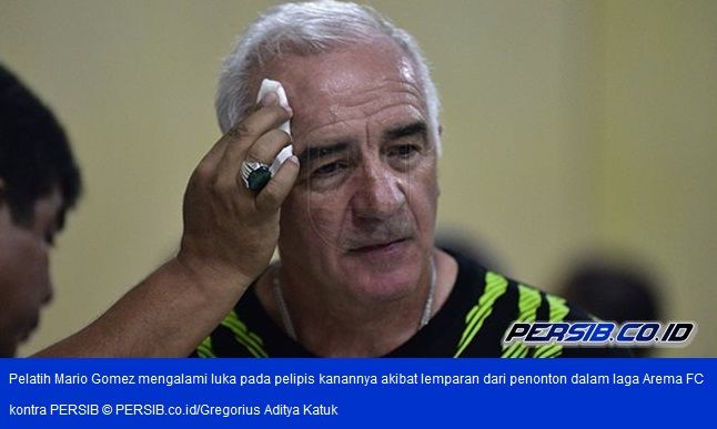 Pelatih Persib Mario Gomez mendapatkan perawatan setelah terkena lemparan batu pendukung Arema dalam laga di Kanjuruhan [Persib.co.id]