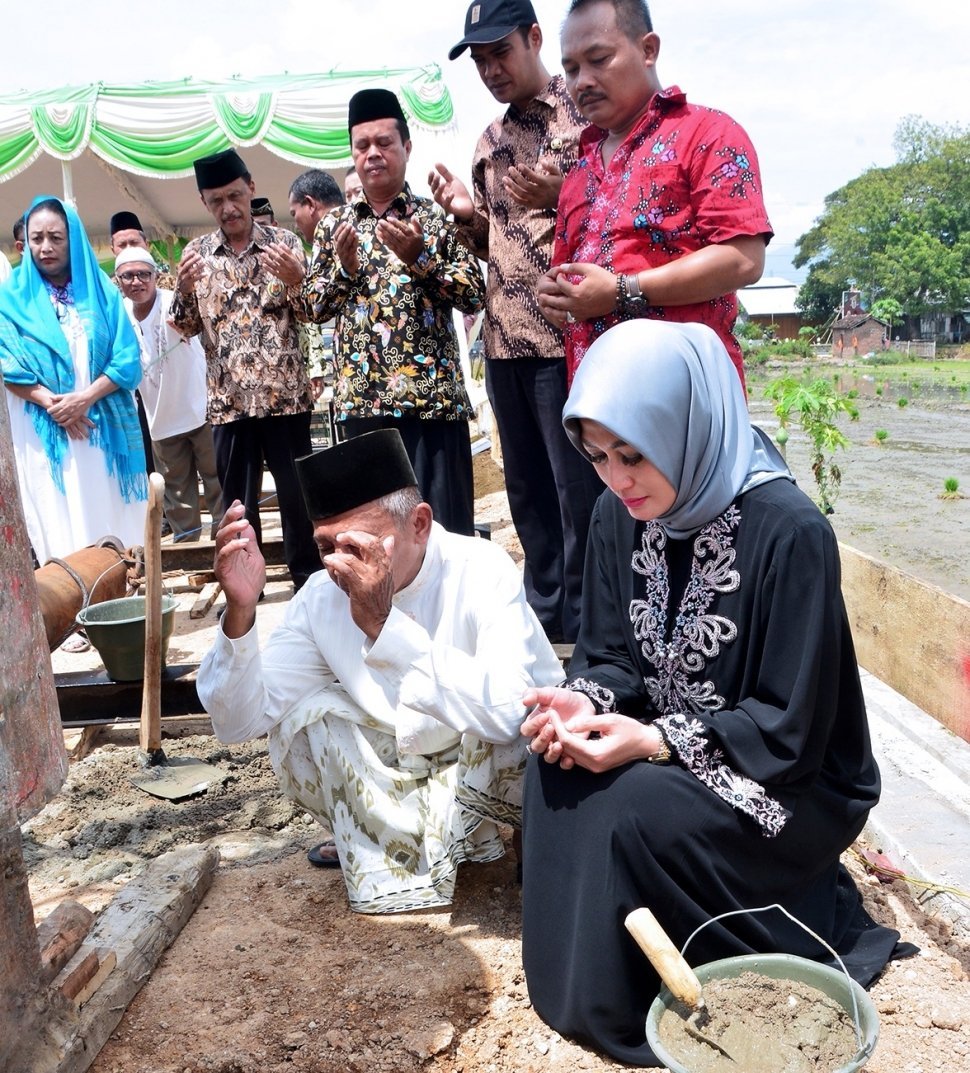 Sisca Dewi di acara pembangunan masjid di kampung halamannya. (istimewa)