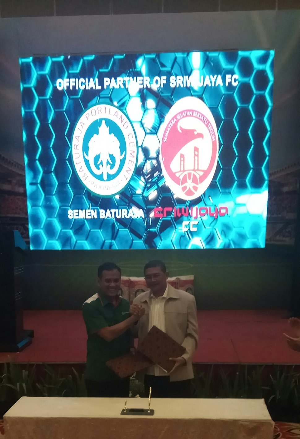 Penandatanganan kerjasama Sriwijaya FC dengan Semen Baturaja [Suara.com/Andhiko Tungga Alam] 