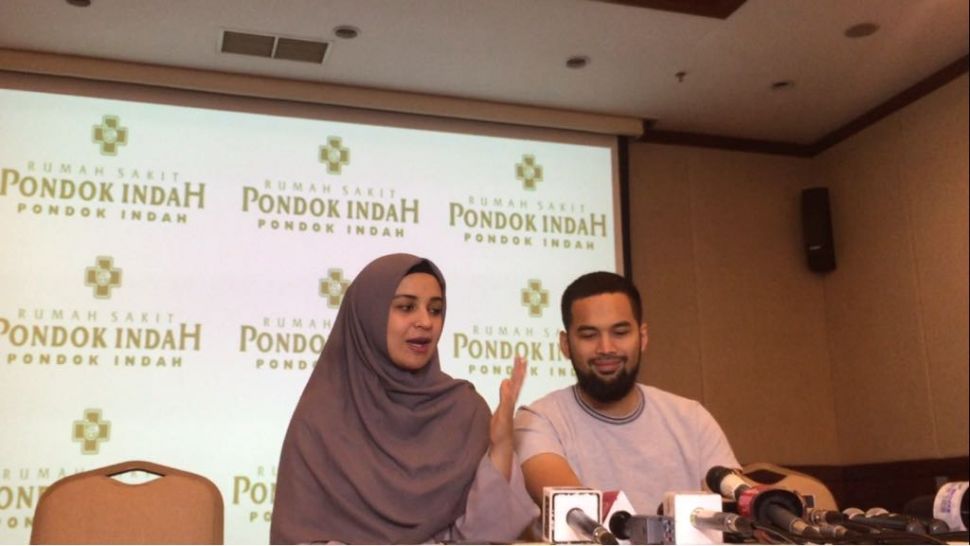 Shireen Sungkar dan Teuku Wisnu saat menggelar konfrensi pers kelahiran anak ketiga. (Sumarni/Suara.com)