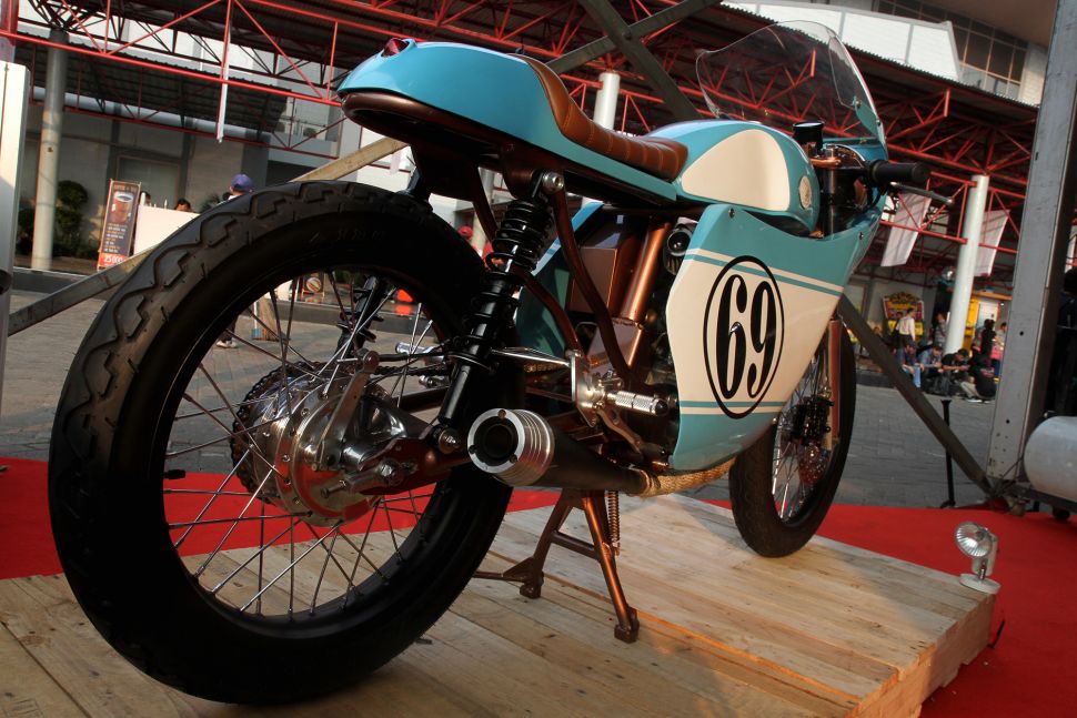 Motor Cafe Racer milik putra pertama Presiden Joko Widodo, Gibran Rakabuming dipamerkan pada Indonesia International Motor Show, di JiExpo Kemayoran, Jakarta, Jumat (20/4).