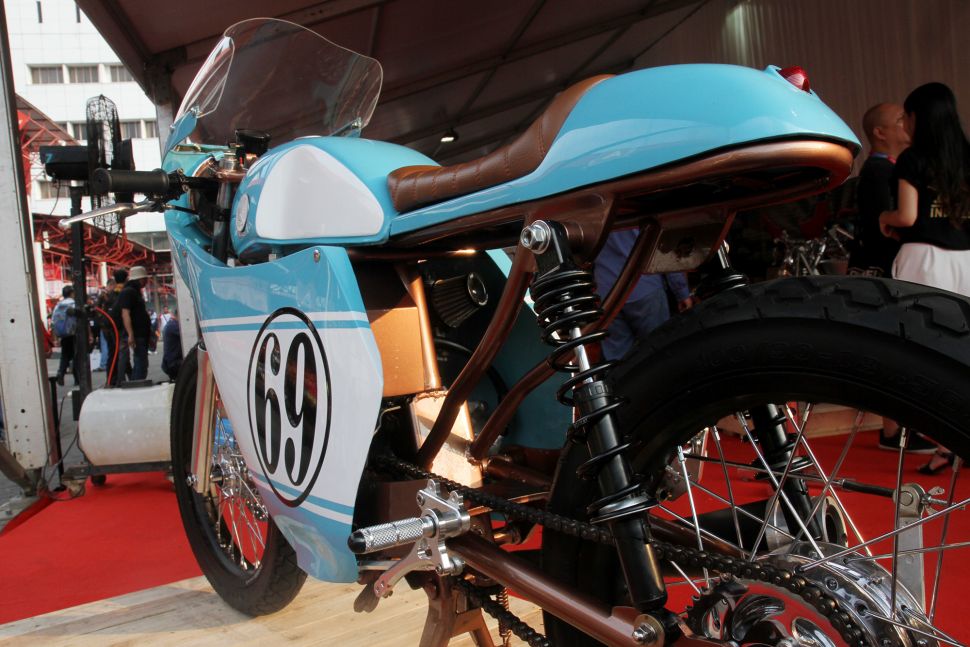Motor Cafe Racer milik putra pertama Presiden Joko Widodo, Gibran Rakabuming dipamerkan pada Indonesia International Motor Show, di JiExpo Kemayoran, Jakarta, Jumat (20/4).