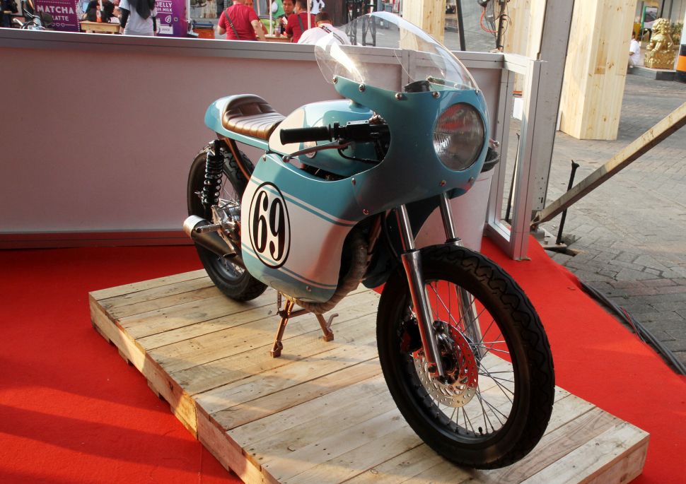 Motor Cafe Racer milik putra pertama Presiden Joko Widodo, Gibran Rakabuming dipamerkan pada Indonesia International Motor Show, di JiExpo Kemayoran, Jakarta, Jumat (20/4).