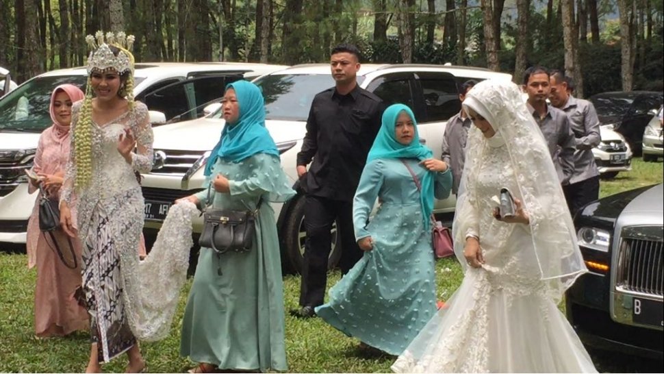 Syahnaz Shadiqah saat tiba di lokasi pernikahan, Pine Hills Cibodas, Lembang, Bandung, Jawa Barat, Sabtu (21/4/2018) [Suara.com/Sumarni]