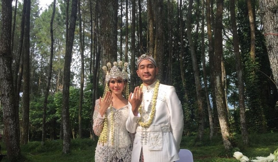 Syahnaz Shadiqah dan Jeje Govinda usai menjalani akad nikah di Pine Hill, Cibodas, Bandung, Jawa Barat pada Sabtu (21/4/2018) [Suara.com/Sumarni]