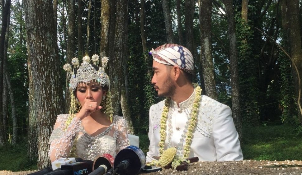 Syahnaz Shadiqah dan Jeje Govinda usai menjalani akad nikah di Pine Hill, Cibodas, Bandung, Jawa Barat pada Sabtu (21/4/2018) [Suara.com/Sumarni]