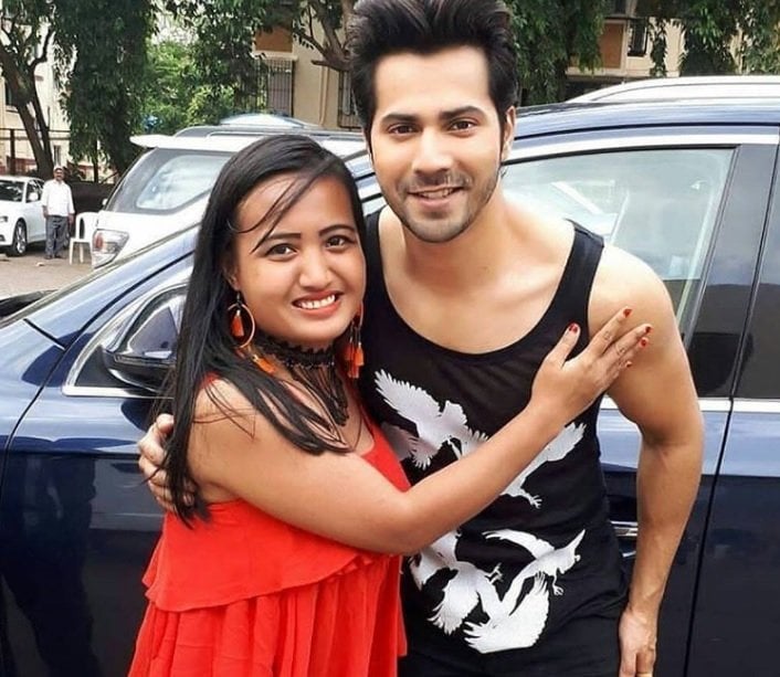 Lina Mukherjee bersama bintang Bollywood Varun Dhawan. (Instagram)