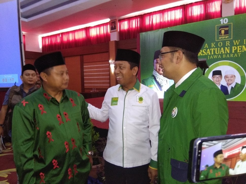 Ketum PPP Muhammad Romahurmuziy (tengah), dan calon Gubernur Jawa Barat, Ridwan Kamil (kanan) dan wakilnya, UU Ruzhanul Ulum (kiri) seusai menghadiri Rakorwil PPP Jawa Barat di hotel Grand Asrilia, Bandung, Jawa Barat, Senin (23/4/2018). [Suara.com/Aminuddin]