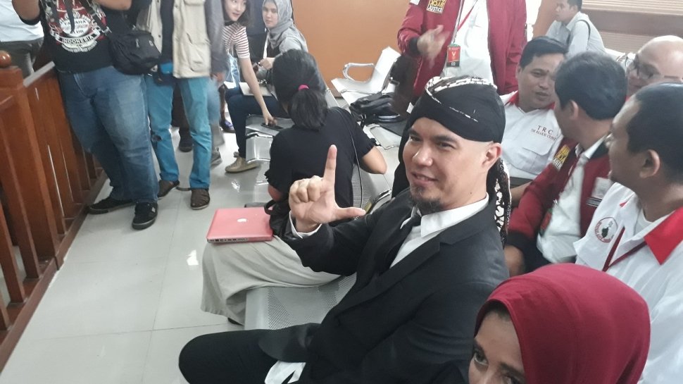 Ahmad Dhani mengenakan setelan jas dan belangkon dalam sidang ujaran kebencian di PN Jakarta Selatan, Senin (23/4/2018). (Wahyu Tri Laksono/Suara.com)