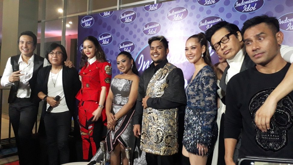 Maria Simorangkir (keempat dari kiri) usai dinobatkan sebagai juara Indonesian Idol 2018, Ecovention Hall, Ancol, Jakarta Utara, Selasa (24/4/2018) [Suara.com/Ismail]