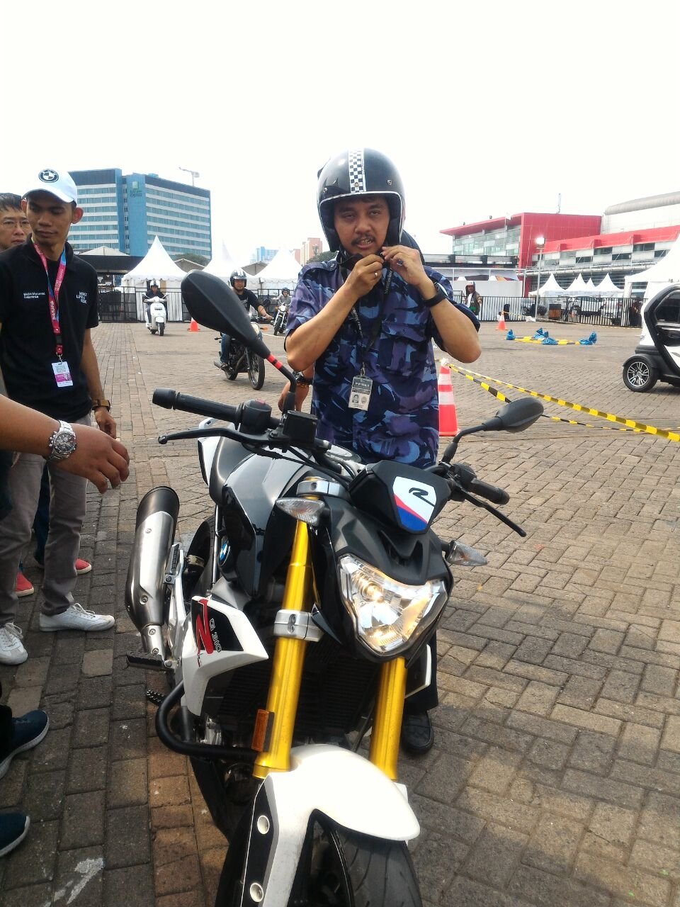 Politikus dan Anggota DPR dari Partai Demokrat sedang mencoba BMW Motorrad G310R di arena IIMS 2018.. [Suara.com/Manuel Jeghesta Nainggolan]