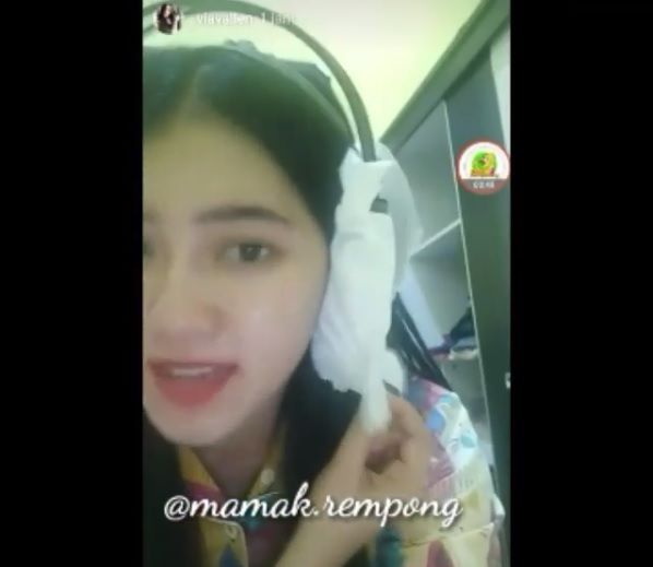 Via Vallen menutupi headphone-nya dengan tisu saat rekaman. (Instagram)