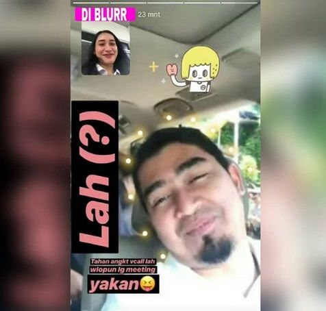 Capture foto Ustadz Solmed sedang Video Call dengan seorang perempuan. 