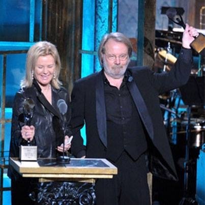 ABBA saat dinobatkan di Rock N Roll Hall of Fame tahun 2010 (abbaofficial/instagram).