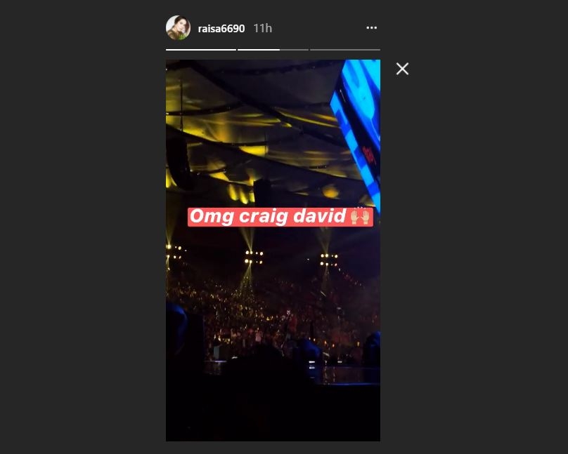 Raisa kepincut melihat penampilan Craig David di Indonesian Choice Awards 2018 (raisa6690/instagram).