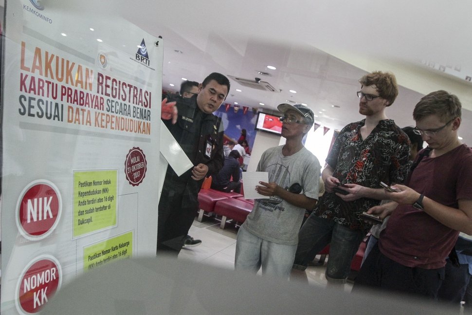 Antrian warga yang melakukan registrasi kartu prabayar di salah satu gerai Telkomsel di Jakarta, Senin (30/4).