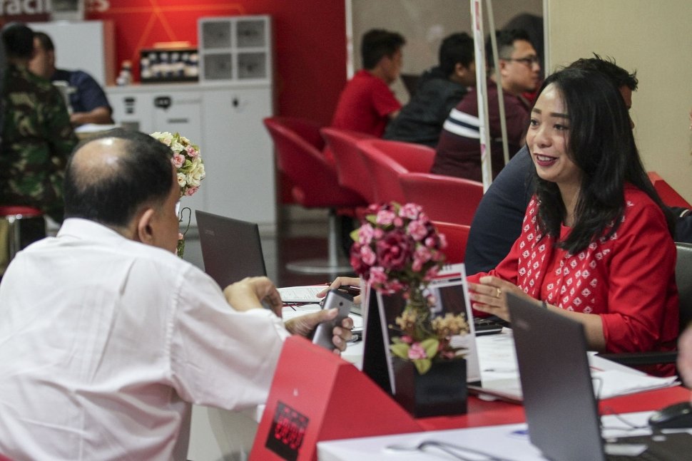 Antrian warga yang melakukan registrasi kartu prabayar di salah satu gerai Telkomsel di Jakarta, Senin (30/4).
