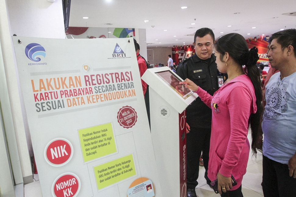 Antrian warga yang melakukan registrasi kartu prabayar di salah satu gerai Telkomsel di Jakarta, Senin (30/4).