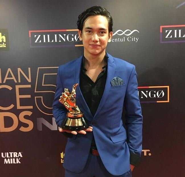 Adipati Dolken raih Aktor Terbaik di Indonesian Choice Awards 2018 (netmediatama/instagram).