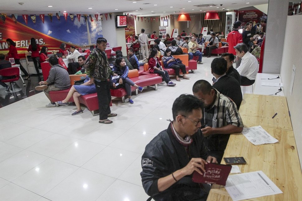 Antrian warga yang melakukan registrasi kartu prabayar di salah satu gerai Telkomsel di Jakarta, Senin (30/4).