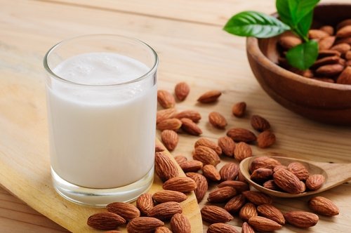 Ilustrasi susu almond atau susu alternatif. (Shutterstock)