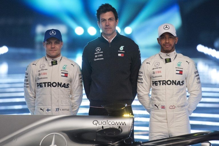 Bos tim Mercedes F1, Toto Wolff (tengah), bersama kedua pebalapnya Valtteri Bottas (kiri) dan Lewis Hamilton. [AFP/Justin Tallis]