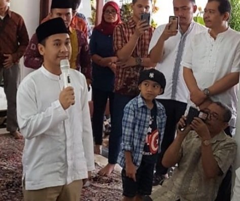 Raditya Dika saat izin ke orang tua jelang menikah. [Instagram]