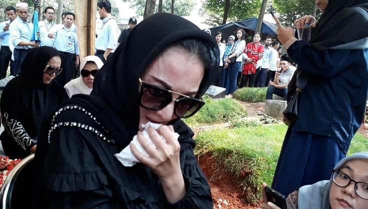 Artis Kiki Amalia di pemakaman almarhum ayahnya, di TPU Menteng Pulo, Jakarta Selatan, Rabu (2/5/2018). 