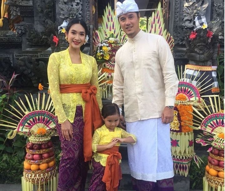 Happy Salma bersama suami, Tjokorda Bagus dan putrinya, Kinandari. (Instagram)