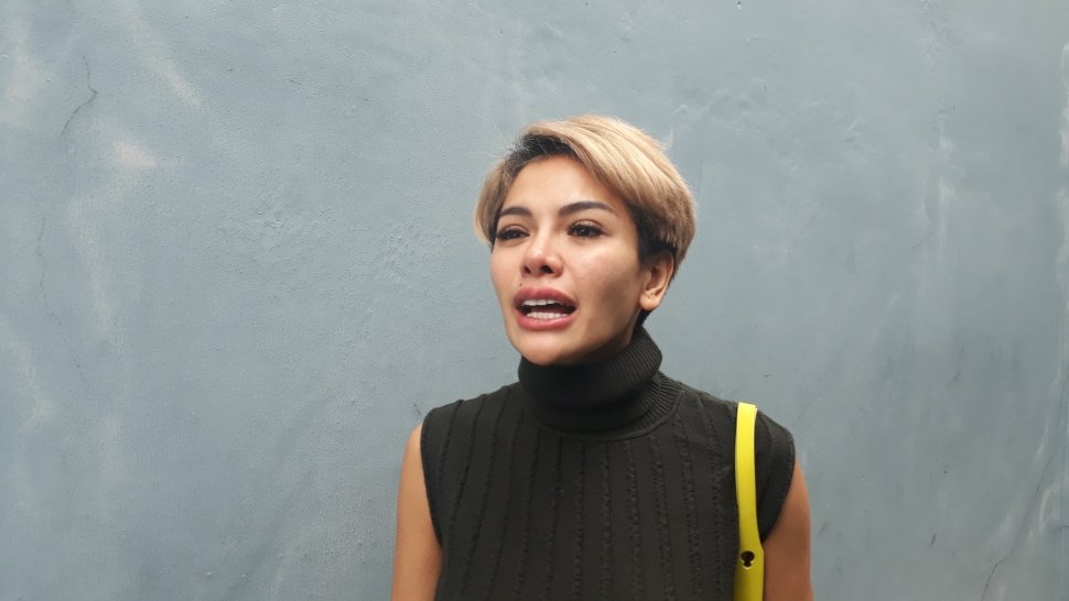 Artis Nikita Mirzani di kawasan Tendean, Jakarta Selatan, Kamis (3/5/2018). [suara.com/Wahyu Tri Laksono]