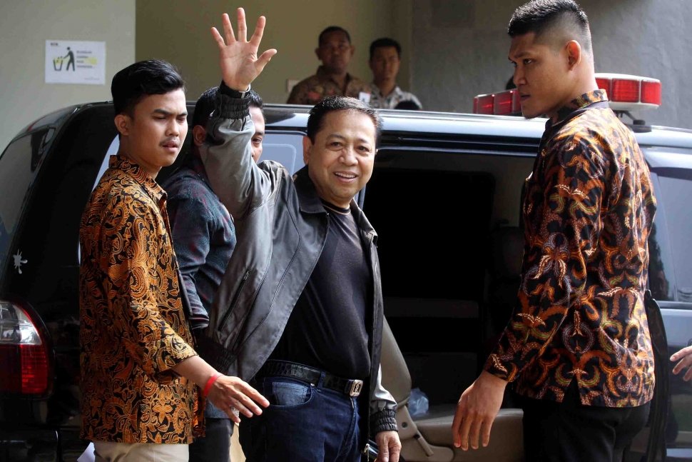 Terpidana kasus korupsi KTP elektronik Setya Novanto saat keluar dari Rutan KPK untuk dieksekusi menuju Rumah Tahanan (Rutan) Sukamiskin Bandung oleh Petugas Komisi Pemberantasan Korupsi (KPK). Jakarta, Jumat (4/5).