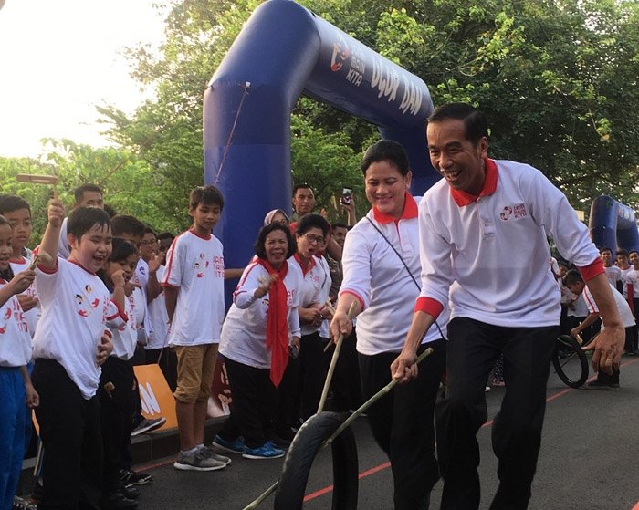 Presiden Joko Widodo mengundang sejumlah anak-anak untuk bermain bersama di halaman tengah Istana Merdeka, Jakarta, Jumat (4/5/2018). [Suara.com/Erick Tanjung]