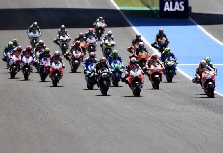 Para pebalap memulai balapan seri Spanyol di Sirkuit Jerez, Minggu (6/5/2018) [AFP]