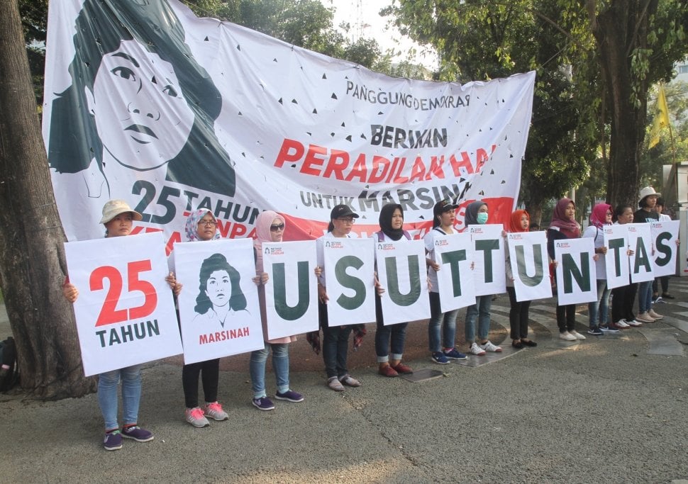 Sejumlah buruh menggelar aksi mengenang 25 Tahun Kematian Marsinah di depan Istana Merdeka, Selasa, (8/5). 