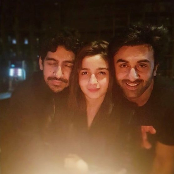 Ranbir Kapoor dan Alia Bhatt bersama rekannya. (Instagram)