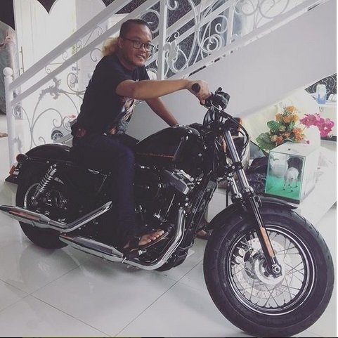 Sule memamerkan Harley Davidson Sportster Forty-Eight di akun Instagramnya pada Maret 2016. [Instagram/ferdinan_sule]